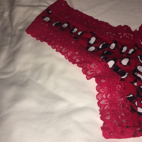 Penguin and Red Lace VS Undies - Picture 5 of 6